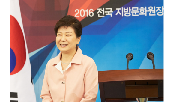 박근혜 대통령이 13일 오후 청와대에서 열린 2016 전국 지방문화원장과의 오찬에 참석하고 있다. <사진 청와대 제공>