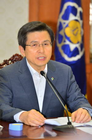 황교안 국무총리가 22일 오전 서울 종로구 정부서울청사에서 열린 영남권 신공항 후속조치 관계장관회의에 참석해 모두발언하고 있다. <뉴시스>