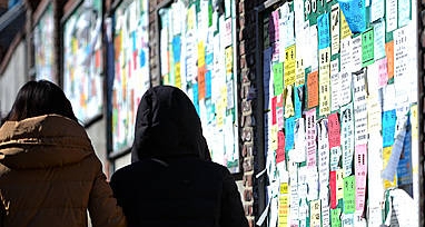 대학가 앞 알림판에 붙은 하숙집 전단지/뉴시스