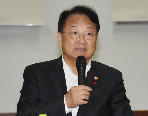 어르신들과 간담회하는 유일호 부총리/뉴시스