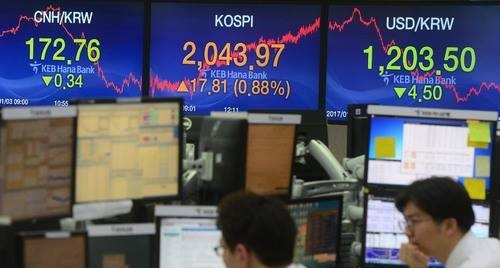 "위안화 약세로 인한 중국 정부의 자본유출 제한 및 사드 한반도 배치 결정 등 영향" /뉴시스