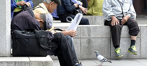 고금리 비은행금융기관 대출비중도 중장년층에 비해 더 높아향후 주택가격 하락·금리인상 등 악재 발생시 상환능력 저하 우려"고령층의 주택연금 가입·분할상환 대출비중 확대 적극 유도해야"