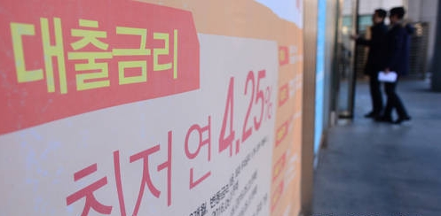 은행권 TF, 조만간 '대출금리 체계 및 공시제도 개선안' 발표 내부 협의체가 목표이익률 책정 합리성 심사하고 기록 남겨야 모범규준에는 "목표이익률 합리적 책정"식의 선언적 문구 추가 예정 주담대 금리 공시 체계 '통일된 기준'으로 개편…한눈에 비교 가능 /뉴시스