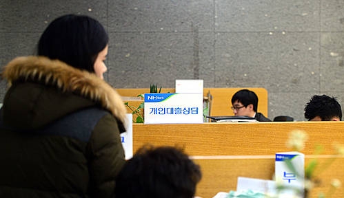 산은경제硏 '가계 특성별 재무건전성 추이 및 시사점' 30대 금융자산 대비 금융부채 비율 75%…주택구입 대출 비중 증가 원인 자영업자 가처분소득 대비 원리금상환액 비율 42%…한계가구 기준점 돌파 "부동산 부담 완화·내수 진작 위한 정책적 노력 필요"/뉴시스