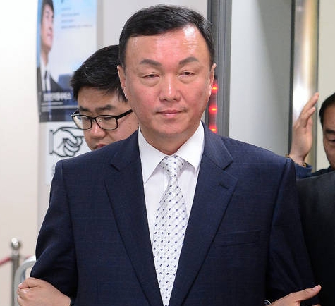 박근혜 전 대통령 탄핵 반대 집회에서 폭력 시위 등을 주도한 혐의로 구속영장이 신청된 인터넷 뉴스 사이트 '뉴스타운'의 손상대 대표가 24일 오후 서울 서초구 서울중앙지방법원에서 열린 영장실질심사(구속 전 피의자심문)을 마친 후 법정을 나와 종로경찰서로 향하고 있다. /뉴시스