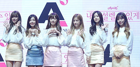 26일 오후 서울 광진구 건국대학교 새천년관 대공연장에서 열린 걸그룹 에이핑크(Apink) 정규 3집 앨범 '핑크 레볼루션(Pink Revolution)' 쇼케이스에서 포토타임을 하고 있다. 왼쪽부터 오하영, 정은지, 윤보미, 박초롱, 손나은, 김남주. /뉴시스