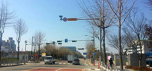 국민안전처가 부상자가 2명이상 발생하거나 사망자가 1명이상 발생한 ‘교통사고 다발 어린이보호구역’ 48개소에 대해 특별점검을 실시한다. 사진은 교통사고 CCTV를 설치한 초등학교 앞 도로 모습. 2017.02.22. (사진= 전북지방경찰청 제공)