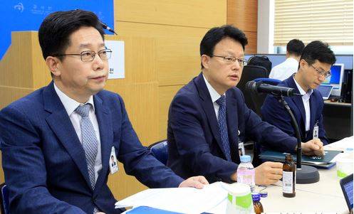 감사원에 따르면 2015년 서울 시내 면세점 사업자 선정 과정에서 평가 점수가 조작돼 호텔롯데가 2차례 사업자 선정에서 탈락한 것으로 나타났다. 박찬석 재정·경제 감사국장이 11일 서울 종로구 감사원에서 면세점 사업자 선정 추진실태 브리핑 모습.