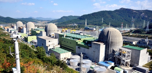 제16차 계획예방정비 과정에서 한빛 4호기의 콘크리트 방호벽 일부가 비어 구멍이 발생된 것으로 확인된 이후 안전성 논란이 일고 있다. 사진은 전남 영광군 홍농읍 한빛원전 모습. 왼쪽부터 6호기, 5호기, 4호기, 3호기./뉴시스