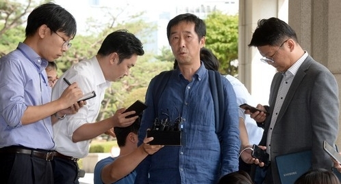 국정원의 ‘방송사 블랙리스트’ 의혹과 관련해 이우환 MBC PD가 26일 오후 서울 서초구 서울중앙지검에 피해자신분으로 출석하며 취재진의 질문에 답변하고 있다. /뉴시스