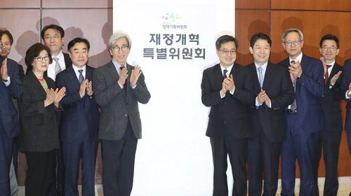 김동연 경제부총리 겸 기획재정부 장관이 9일 오후 서울 종로구 이마빌딩에서 열린 '대통령직속 정책기획위원회 산하 재정개혁특별위원회 현판식'에 참석해 현판 제막 뒤 손뼉을 치고 있다. 왼쪽 네번째부터 강병구 재정개혁특위 위원장, 정해구 정책기획위원회 위원장, 김 경제부총리 겸 기획재정부 장관 /뉴시스