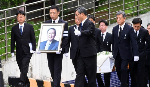 22일 오전 서울 종로구 연건동에서 열린 고 구본무 LG 회장의 발인식에서 고인의 맏사위 윤관 블루런벤처스 대표가 고인의 영정을 들고 있다. /뉴시스