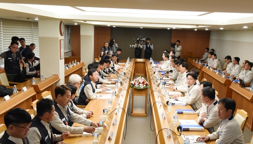 3일 오후 현대자동차 노사가 울산공장 본관 아반떼룸에서 2018년도 임금협상 상견례를 개최하고 있다. /뉴시스