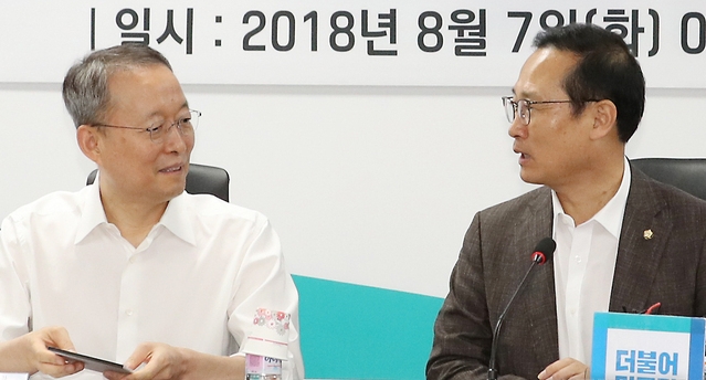 7일 오전 서울 여의도 국회 의원회관에서 열린 폭염에 따른 '전기요금 지원대책' 당정협의에서 백운규 산업통상자원부 장관과 홍영표 원내대표가 의견을 나누고 있다. /뉴시스