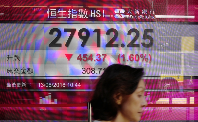 13일 홍콩의 증권회사 앞 전광판