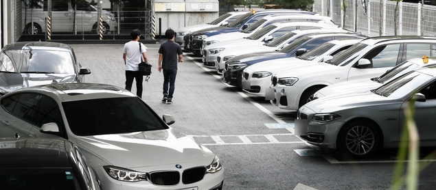 BMW 리콜 대상 차량에 대한 운행정지 명령이 내려진 가운데 15일 서울 영등포 BMW 서비스센터에서 차량들이 주차돼있다./뉴시스