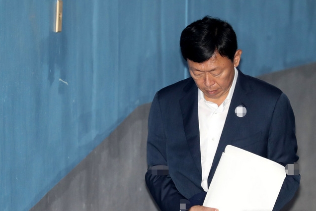 국정농단 사건과 관련해 뇌물공여 혐의로 구속된 신동빈 롯데그룹 회장이 29일 오후 서울 서초구 서울고등법원에서 열린 항소심 결심공판에 출석하고 있다./뉴시스