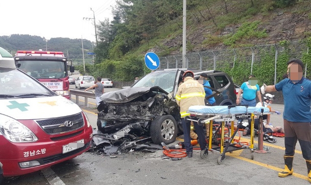 2일 오후 1시 10분께 경남 고성군 마암면 국도 14호선에서 SUV 차량이 중앙선을 넘어 마주오던 차량과 충돌한 후 잇따라 차량 3대가 추돌하면서 2명이 숨지고 6명이 중·경상을 입었다. (사진=경남도소방본부 제공)