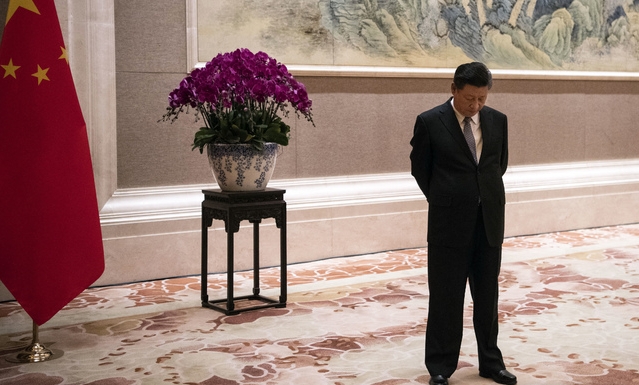 13일 미국의소리(VOA) 방송 중국어판은 미중 무역전은 시진핑 지도부를 진퇴양난의 국면에 빠뜨렸다면서 미중 무역전쟁이 지난달 6일 정식 개시된 이후 중국 관영 언론 매체들이 무역전에 대해 최대한 신중하고 자제하는 모습을 보이고 있다고 전했다. 지난 6월21일 시 주석이 베이징 댜오위타이 국빈관에서 피터 오닐 파푸아뉴기니 총리를 기다리고 있다. /뉴시스