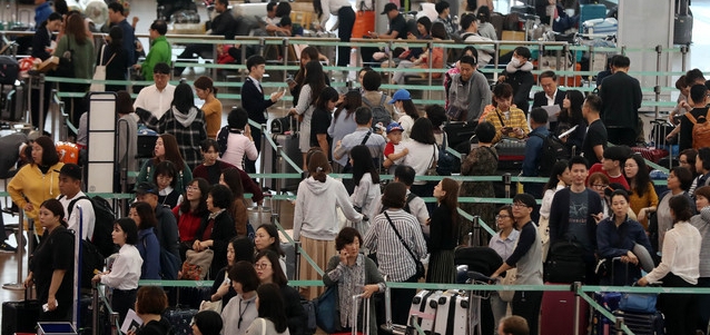 추석연휴를 하루 앞둔 21일 오전 인천국제공항 제1터미널에는 많은 인파로 붐비고 있다. /뉴시스