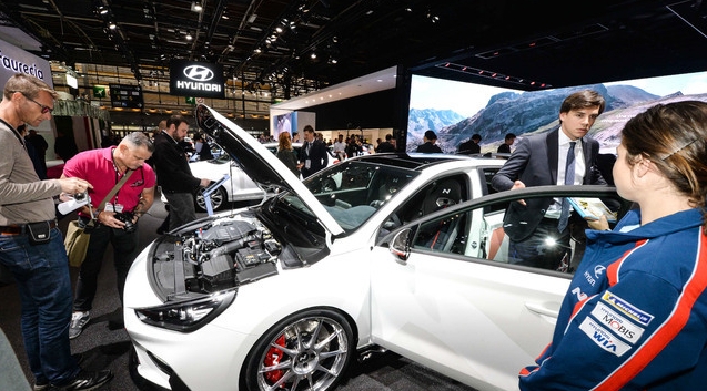 2일(현지시각) 프랑스 ‘파리 포르트 베르사유 박람회장 (Paris Expo Porte de Versailles)’에서 열린 ‘2018 파리모터쇼 (Mondial de l’Automobile Paris 2018)’에서 현대자동차가 ‘i30N N옵션 쇼카(i30N N Option Show Car)’를 세계 최초로 공개하고 있다.(사진=현대자동차 제공)