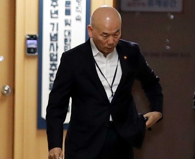 이효성 방송통신위원장이 8일 오전 서울 종로구 정부서울청사에 도착해 회의실로 들어가고 있다. /뉴시스