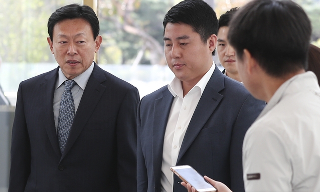 뇌물 혐의 관련 2심 재판서 집행유예로 풀려난 신동빈 롯데그룹 회장이 8일 오전 서울 송파구 롯데월드타워로 출근하며 취재진의 질문을 듣고 있다. 신 회장은 8개월만에 풀려나 경영일선에 복귀했다./뉴시스