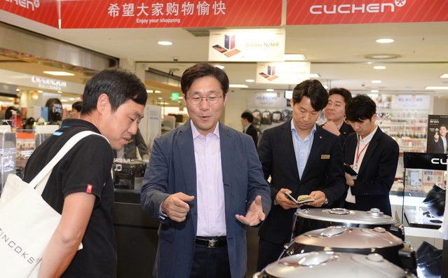 성윤모 산업통상자원부 장관은 30일 오후 ‘내수촉진과 고용창출을 위해 9.28∼10.7까지 열리는 대규모 쇼핑·관광행사인 2018 코리아세일페스타 행사’ 현장인 서울역 롯데마트와 하이마트를 방문, 코리아세일페스타 준비현황을 점검하고 소비자들의 의견을 청취 했다. (사진=산업통상자원부 제공)