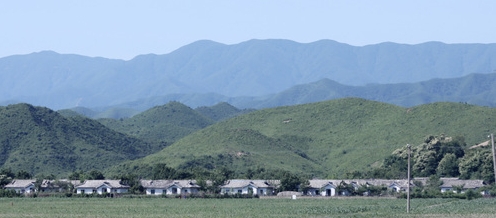 지난 6월 북한 강원도 금강산 인근 주택가 모습. /사진공동취재단