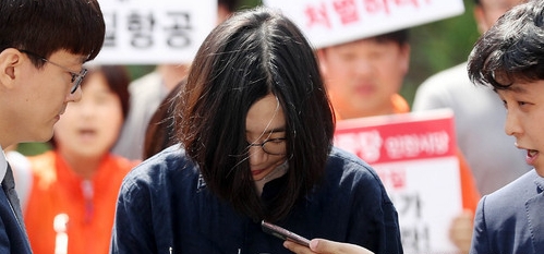 조현아 전 대한항공 부사장이 지난 6월4일 오전 밀수·탈세 혐의로 조사를 받기 위해 인천 중구 인천본부세관으로 들어서고 있다./뉴시스