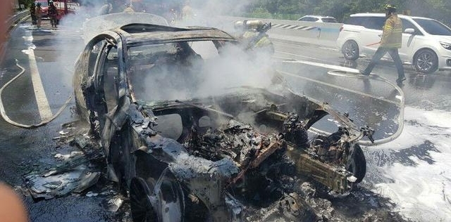 강원 원주시 영동고속도로(강릉방향)에서 BMW 520d가 전소됐다. (사진=강원지방경찰청 제공)