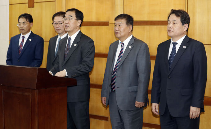 남북고위급회담 남측 수석대표 조명균 통일부 장관이 15일 판문점 남측 평화의집에서 남북고위급회담을 마친 뒤 브리핑을 하고 있다. 왼쪽부터 김정렬 국토교통부 2차관, 천해성 통일부 차관, 조 장관, 노태강 문화체육관광부 2차관, 안문현 국무총리실 심의관. /뉴시스