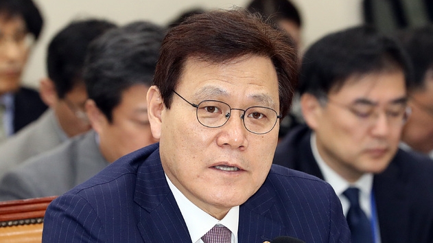 11일 오전 서울 여의도 국회에서 열린 정무위원회의 금융위원회 국정감사에 출석한 최종구 금융위원장이 의원의 질문에 답하고 있다./뉴시스