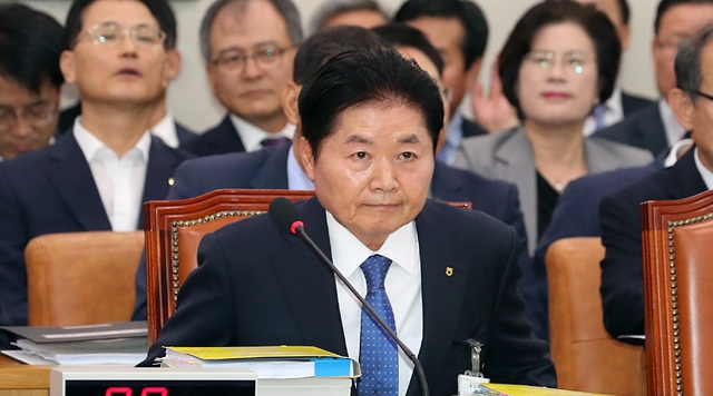 16일 오전 서울 여의도 국회에서 열린 농림축산식품해양수산위원회의 농업협동조합중앙회,농협경제지주,농협금융지주 국정감사에 출석한 김병원 농협중앙회장이 의원의 질의를 듣고 있다. /뉴시스