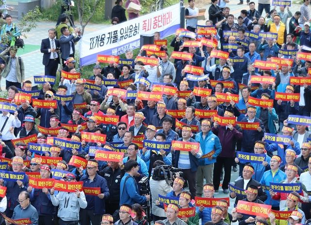 전국택시운송사업조합연합회, 전국개인택시운송사업조합연합회, 전국택시노동조합연맹, 전국민주택시노동조합연맹 4개 단체로 구성된 불법 카풀 관련 비상대책위원회 관계자들이 4일 오전 경기도 성남시 판교 카카오모빌리티 사옥 앞에서 IT 기업 카카오의 카풀서비스를 반대하며 집회를 열고 구호를 외치고 있다./뉴시스