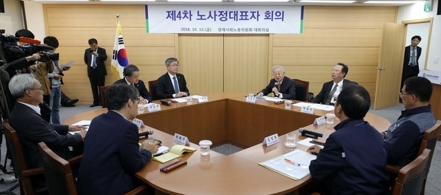 12일 오후 서울 종로구 새문안로 S타워에서 열린 제4차 노사정대표자 회의에서 손경식 한국경영자총협회 회장이 발언을 하고 있다. 이날 문성현 경제사회노동위원회 위원장, 박능후 보건복지부 장관, 김명환 전국민주노동조합총연맹 위원장, 손경식 한국경영자총협회 회장, 김주영 한국노동조합총연맹 위원장, 박용만 대한상공회의소 회장, 이재갑 고용노동부 장관, 박태주 경제사회노동위원회 상임위원이 참석했다. /뉴시스