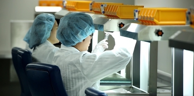 삼성바이오로직스 직원들이 완제의약품에 대한 이물질검사를 하고 있는 모습./뉴시스