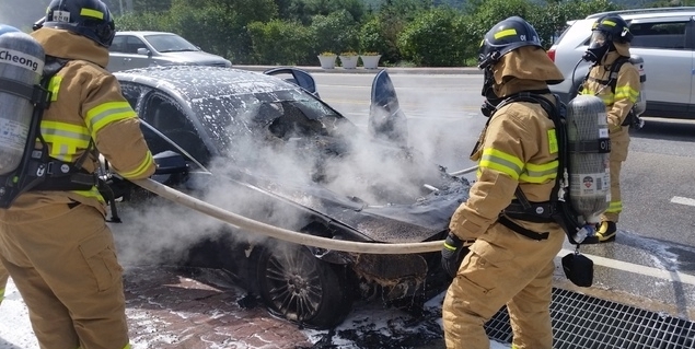 평창군 방림면 방림리에서 BMW 520d 엔진룸이 전소해 2255만원의 재산 피해가 발생했다. (사진=강원도소방본부 제공)