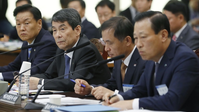 왼쪽부터 이계문 서민금융진흥원장, 이 산업은행장, 위성백 예금보험공사 사장, 김도진 기업은행장.