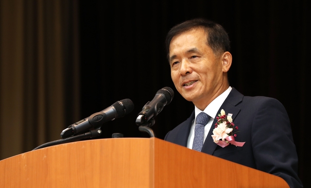 위성백 예금보험공사 사장은 22일 국회 국정감사에서 "(우리은행 지배구조와 관련해)앞으로 고민해 의견을 낼 계획"이라는 입장을 밝혔다. 사진은 위성백 사장 취임식 당시 장면. (제공 = 예금보험공사)