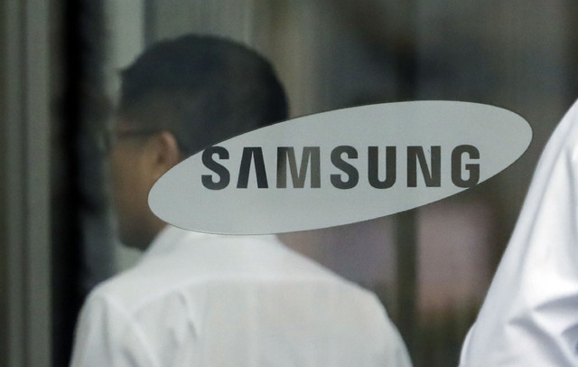 삼성전자가 반도체 호황에 힘입어 올해 3분기 역대 최대 실적을 기록했다. 삼성전자는 3분기 연결기준 매출 65조원, 영업이익 17조5000억원을 잠정 집계됐다고 5일 공시했다. 이는 전년 대비 각각 4.75%, 20.44% 늘어난 수치이며, 전분기 대비 각각 11.15%, 17.69% 증가했다. /뉴시스