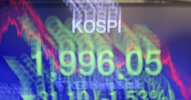 코스피 지수가 22개월 만에 2000선이 붕괴된 29일 오후 서울 중구 KEB하나은행 딜링룸 전광판에 마감지수가 보이고 있다.이날 코스피 지수는 31.10포인트(-1.53%) 내린 1996.05, 코스닥 지수는 33.37포인트(-5.03%) 내린 629.70, 원·달러 환율은 0.5원 내린 1141.40원에 마감됐다. /뉴시스