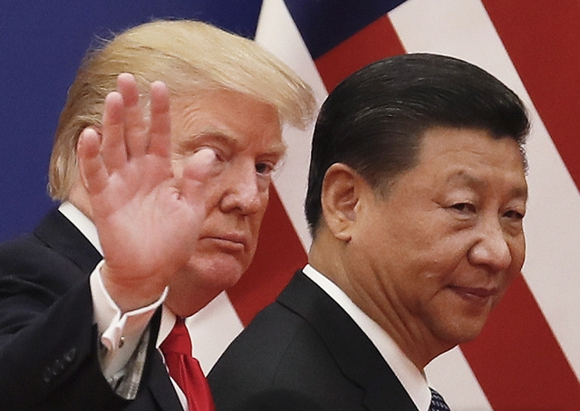 지난 2017년 11월9일 중국 베이징의 인민대회당에서 중국을 방문한 도널드 트럼프 미 대통령(왼쪽)이 시진핑(習近平) 중국 국가주석과 나란히 걷고 있다./뉴시스