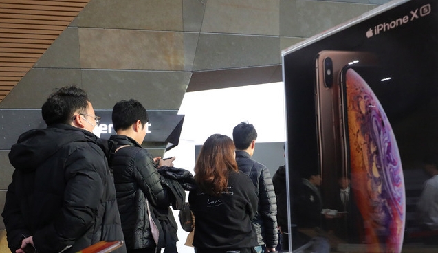 애플 아이폰XS 등 신제품 국내 출시일인 2일 오전 서울 종로구 광화문 KT 스퀘어에서 예약구매자들이 휴대전화를 개통하고 있다. KT는 이날 아이폰 예약구매자 중 추첨을 통해 선발한 100명을 초청, 사은품 등을 제공했다./뉴시스
