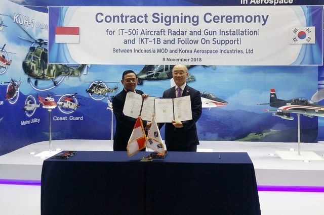 KAI 김조원(오른쪽) 사장과 인도네시아 아구스 스띠아지(Agus Setiadji) 국방부 시설획득청장이 8일 인도네이사 방산전시회(Indo Defense 2018) KAI 부스에서 계약식을 진행하고 있다. 사진=KAI 제공