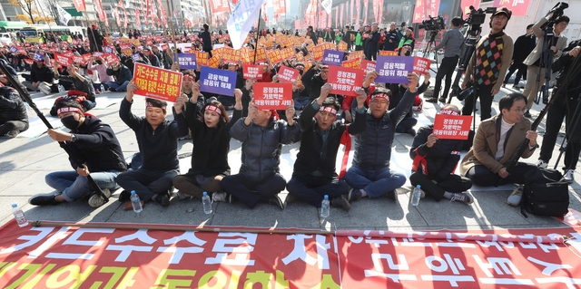 한국마트협회와 한국중소상인자영업자총연합회 등 상인단체로 구성된 불공정 카드수수료 차별철폐 전국투쟁본부 회원들이 13일 오후 서울 광화문광장 북측광장에서 '불공정 카드수수료 차별철폐 1차 자영업 총궐기대회'를 열고 있다. /뉴시스