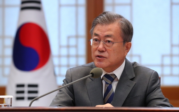 문재인 대통령이 21일 청와대 본관에서 열린 국정과제위원회 및 대통령자문위원회 오찬 간담회에서 마무리 발언을 하고 있다.