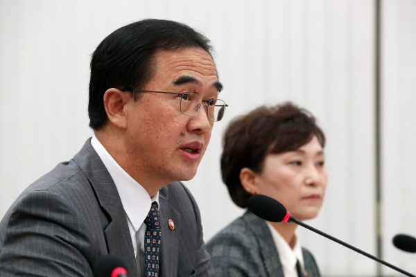 조명균 통일부 장관이 23일 오후 서울 여의도 국회 본청 외교통일위원회 회의실에서 열린 남북경제협력 특별위원회에 참석해 의원들 질의에 답하고 있다.