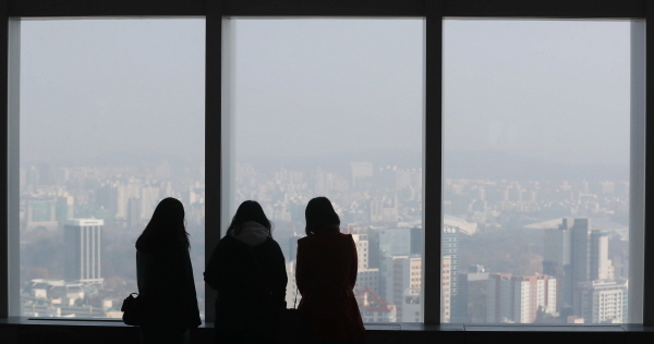 미세먼지 농도가 '한때 나쁨', 초미세먼지 농도는 '나쁨' 단계를 보인 26일 오전 서울 송파구 롯데월드타워에서 바라본 도심이 뿌옇게 보이고 있다. (뉴시스)