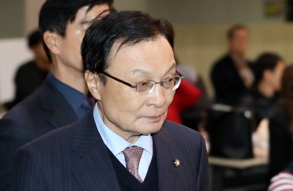더불어민주당 이해찬 대표가 25일 오후 서울 동작구 서울여성플라자에서 열린 '더불어민주당의 미래를 생각하는 당원토론회 중구난방'에 참석하고 있다.
